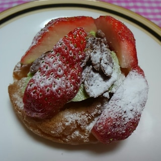 抹茶アイスとチョコフレークと苺のせケーキドーナツ☆